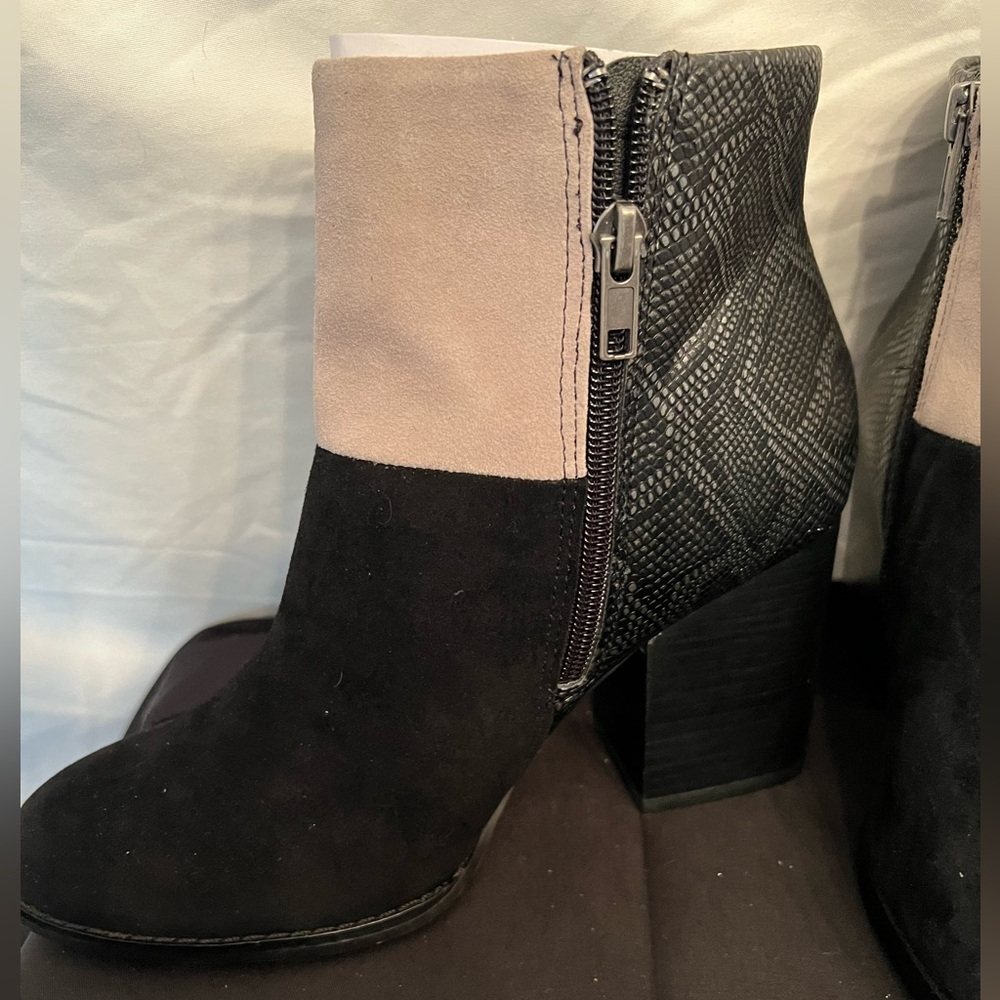 Very Volatile NWB Women’s Black Breathtaking Bootie Size 7M. BR300 - Picture 3 of 6